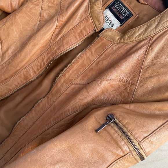 Leather jacket 🧥 - Picture 9 of 11